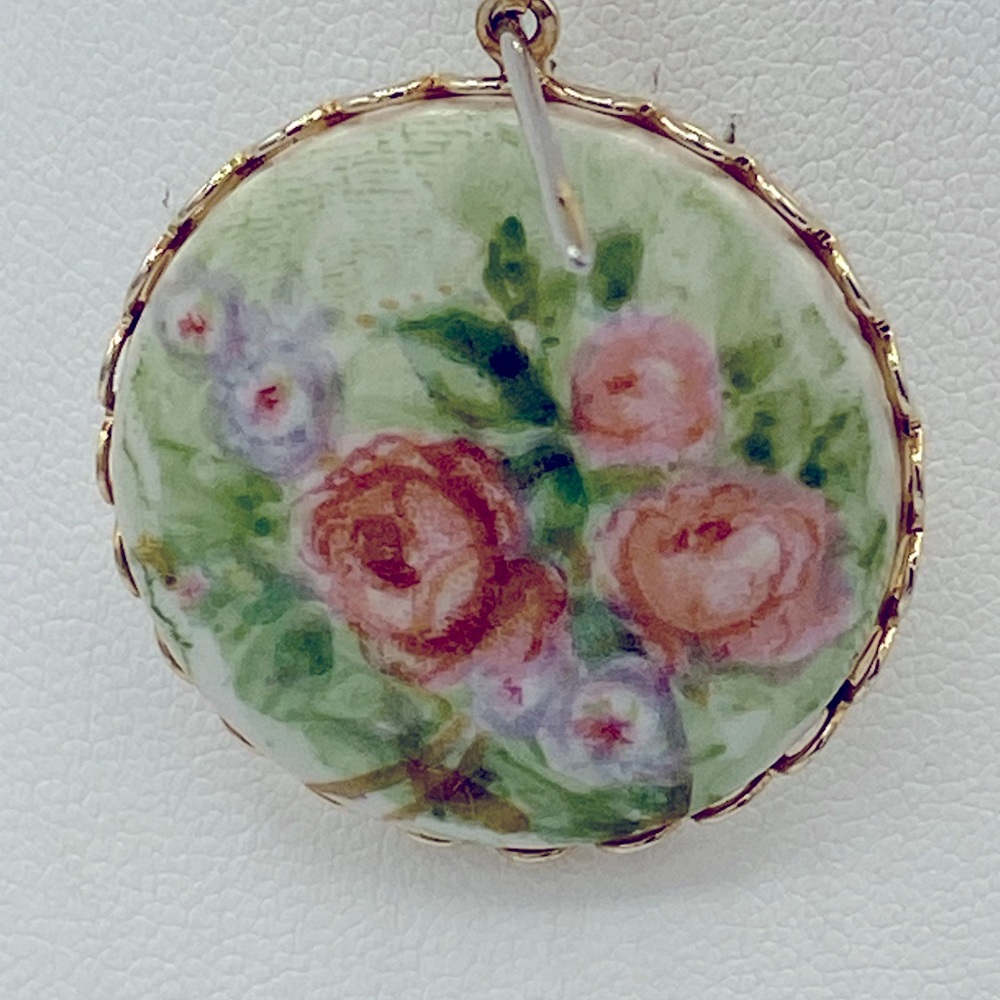 Vintage Hand Painted Porcelain Victorian Rose Pendant Gold Toned. 1” Diameter - Picture 2 of 6